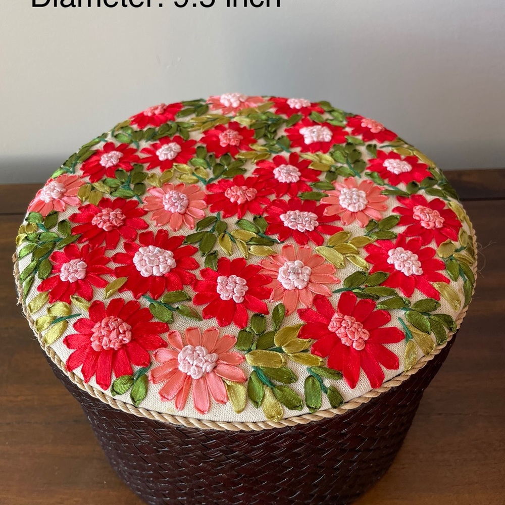 Silk embroidered daisies on round box lid (large)